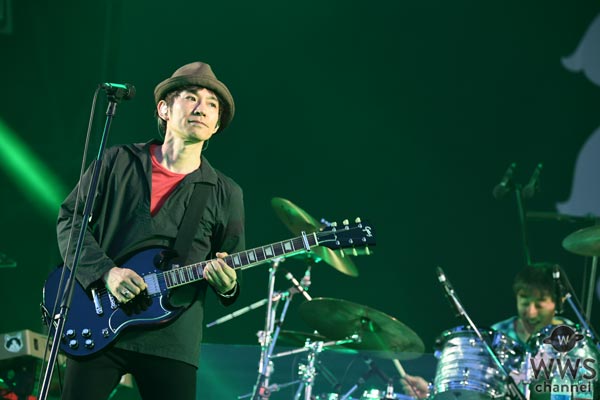 【ライブレポート】JAPAN JAMのSKY STAGEに結成30周年のスピッツが登場。懐かしのギターを手に90年代テレビ出演時の意外なエピソードを披露！