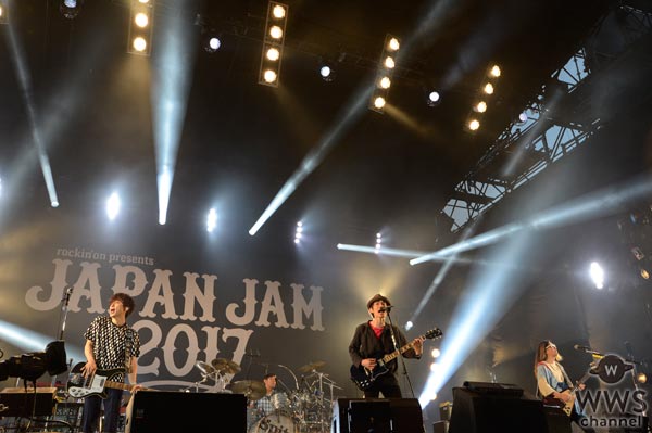 【ライブレポート】JAPAN JAMのSKY STAGEに結成30周年のスピッツが登場。懐かしのギターを手に90年代テレビ出演時の意外なエピソードを披露！