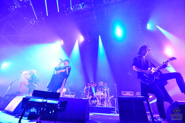 【ライブレポート】THE ORAL CIGALETTESがCOUNTDOWN JAPAN 17/18 EARTH STAGEに登場！ 大観衆を前に高笑いしつつも、オーディエンスに今年1年の感謝を込めたステージを展開。