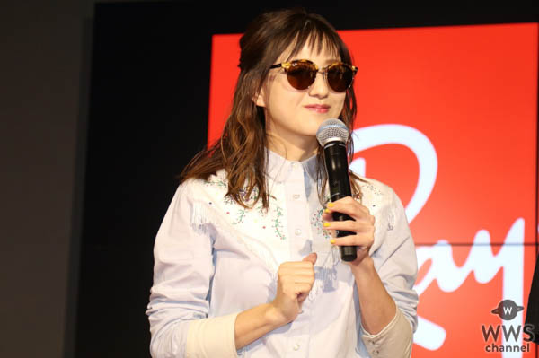 伊藤千晃がショートパンツ姿の夏コーデで渋谷のRay-Banフラッグシップ店に登場！「サングラスはピンクが好き。普段使いにしたい」