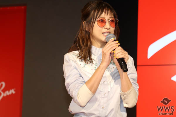 伊藤千晃がショートパンツ姿の夏コーデで渋谷のRay-Banフラッグシップ店に登場！「サングラスはピンクが好き。普段使いにしたい」