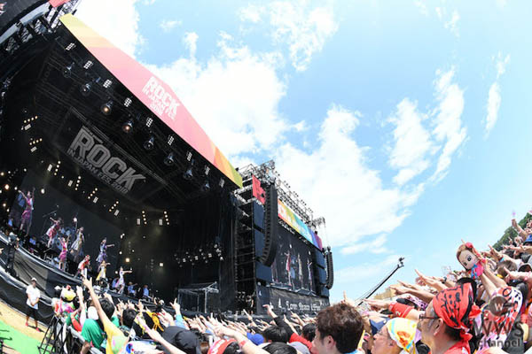 【ライブレポート】ももいろクローバーZが最新曲『Re:Story』披露で真っ昼間のGRASS STAGEをアゲまくる！ 「ROCK IN JAPAN FESTIVAL 2018」3日目に登場！