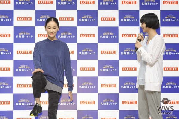 小松菜奈がトレーニングウェア姿で運動好きを告白。「学生の時は勉強よりも体育が好きでした」。吉田羊と「腸内改善トレーニング」に挑戦！