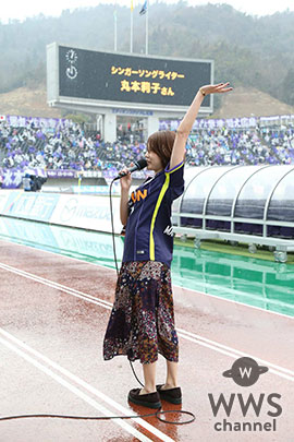 丸本莉子が地元・サンフレッチェ広島の開幕戦で、大雨の中、約2万人を前に熱唱!!!!