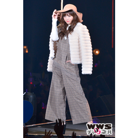 乃木坂46の白石麻衣が無邪気な笑顔を振りまき東京ガールズコレクション 2015 AUTUMN/WINTERのステージに登場！