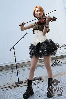 バイオリニスト・Ayasaが「V.V Rocks」野外ステージで圧巻のライブパフォーマンスを披露！
