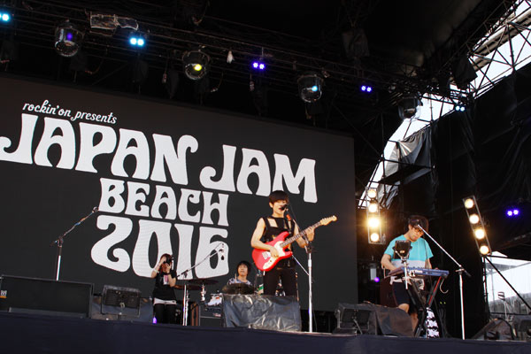 【ライブレポート】キュウソネコカミがTMR風衣装でオーディエンスの心をガッチリわしづかみ！JAPAN JAM BEACH 2016