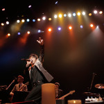 【ライブレポート】SKY-HIが手術後復帰のステージ『アカリトライブ』に登場！「新しい楽器を初めて演奏している感じです」