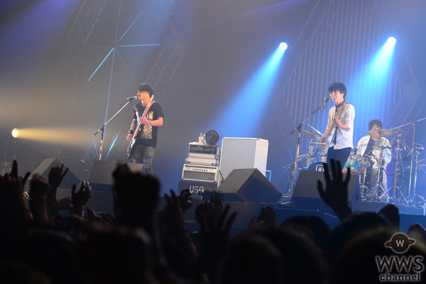 【ライブレポート】UNISON SQUARE GARDENがVIVA LA ROCKで10曲連続ノンストップライブ！