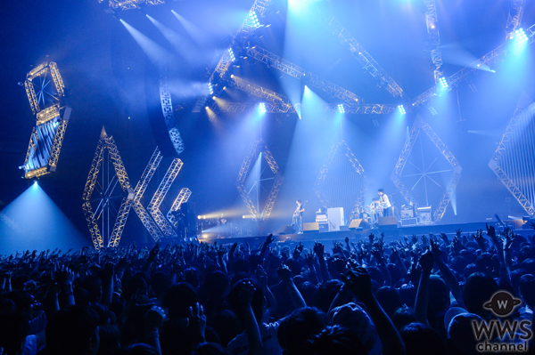 【ライブレポート】UNISON SQUARE GARDENがVIVA LA ROCKで10曲連続ノンストップライブ！