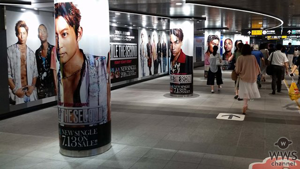 EXILE THE SECONDが渋谷に突如出現！？渋谷駅に巨大ポスターと5人の柱巻が登場！