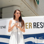 石田ニコルが猛暑の渋谷で、紫外線に負けない潤い美髪を披露！「トリートメントを使って髪の毛を“トゥルン トゥルン”にしましょう！」