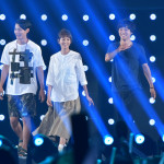 野村周平、桐谷美玲、山﨑 賢人が肩に手をかけ寄り添う仲良し3ショットをTGCで披露！
