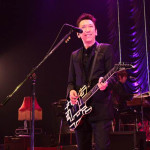 【ライブレポート】布袋寅泰が35周年全国ホールツアー初日公演を開催！「今日はツアーファイナルじゃないよね？それぐらい熱いね！」