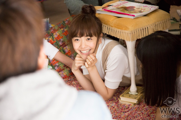 土屋太鳳、松井愛莉、広瀬すずがCM撮影で雨の中、体を寄せ合い大はしゃぎ！CMソングはコブクロの書き下ろし！