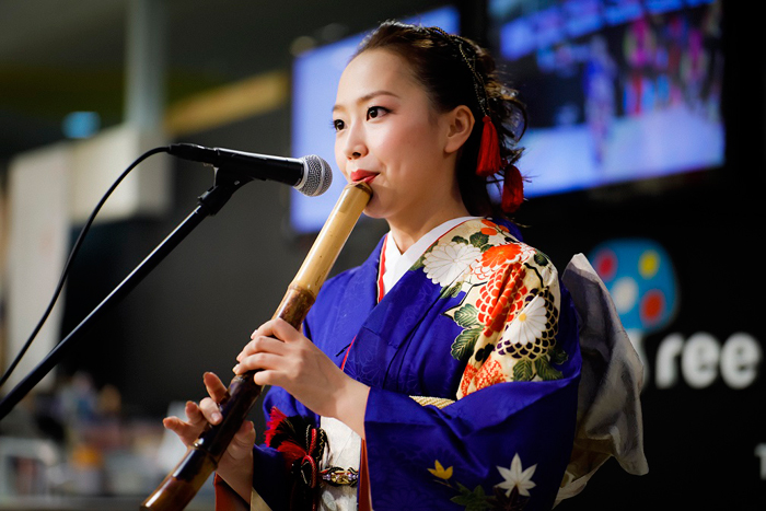 美人すぎる尺八奏者・辻本好美が東京スカイツリーで生演奏！H ZETTRIOワンマンライブにサプライズ出演！