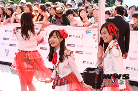 【VMAJ2014】「天使すぎるアイドル」橋本環奈が所属するアイドルグループRev.from DVLがレッドカーペットに登場！