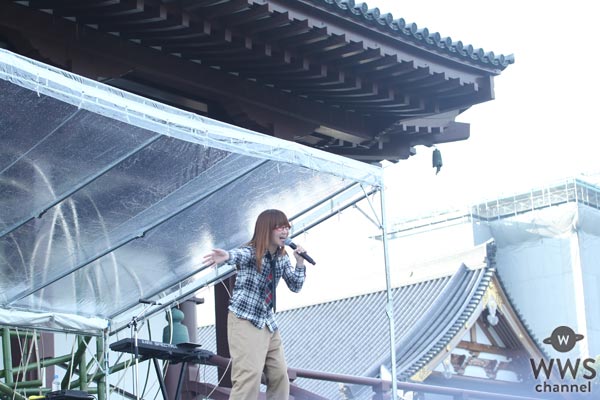 奥華子がポニーキャニオン創立50周年記念ステージに登場！悪天候を吹き飛ばし、その歌声を響かせる！