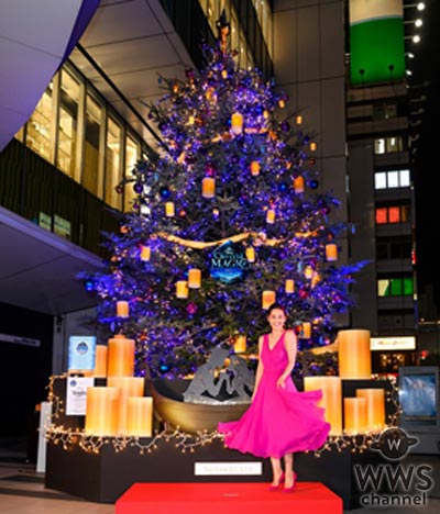 中村アンが背中が大きく開いた鮮やかなピンクのドレスで「渋谷ヒカリエ」クリスマスツリー点灯式に登場！