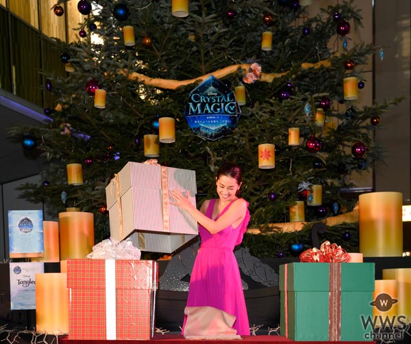 中村アンが背中が大きく開いた鮮やかなピンクのドレスで「渋谷ヒカリエ」クリスマスツリー点灯式に登場！