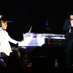 【ライブレポート】YOSHIKIとHYDEがセルフィー激写で大盛り上がり！？YOSHIKIのピアノで名曲バラードを歌うHYDEに大歓声の嵐！