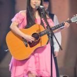 miwaが紅と白が融合した鮮やかなピンクのドレス姿でNHK紅白リハに登場！「みんなで一つになろう！」