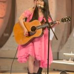 miwaが紅と白が融合した鮮やかなピンクのドレス姿でNHK紅白リハに登場！「みんなで一つになろう！」