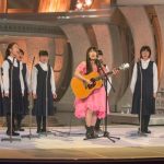 miwaが紅と白が融合した鮮やかなピンクのドレス姿でNHK紅白リハに登場！「みんなで一つになろう！」