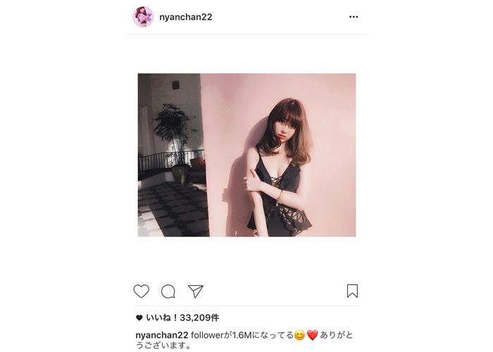 AKB48の小嶋陽菜が胸元が大胆に開いたセクシーすぎる水着姿を披露！インスタグラムのフォロワー数も160万人を突破！