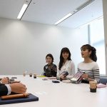 【写真特集】E-girls藤井萩花、藤井夏恋らがサマンサタバサとコラボレーションで表参道に登場！「OLさんて憧れます。恋も仕事も全力で・・」