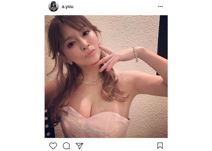 浜崎あゆみがSEXYすぎる胸元をアピール！花柄ジュエリーにピンクのドレスが綺麗で眩しい！