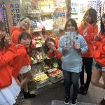 【独占レポ】ダイコクドラッグPRアイドル・DDプリンセスが1stアルバム『TSUBASA』の発売報告に店舗をまわる！