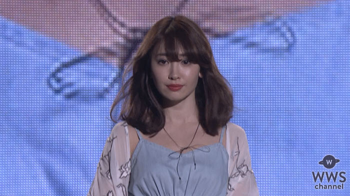 【動画】小嶋陽菜が神戸コレクションにサプライズでモデル出演！爽やかな水色ワンピで登場！