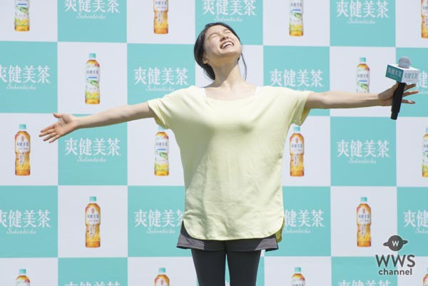 土屋太鳳が美しい健康的なポーズで新商品をPR！「爽健美茶に新しく麦茶が出たお（太鳳）」