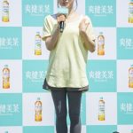 土屋太鳳が美しい健康的なポーズで新商品をPR！「爽健美茶に新しく麦茶が出たお（太鳳）」