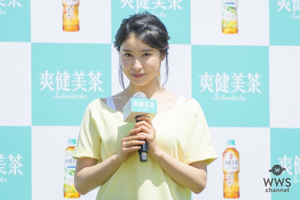 土屋太鳳が美しい健康的なポーズで新商品をPR！「爽健美茶に新しく麦茶が出たお（太鳳）」