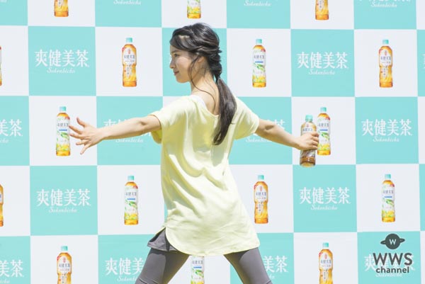 土屋太鳳が美しい健康的なポーズで新商品をPR！「爽健美茶に新しく麦茶が出たお（太鳳）」