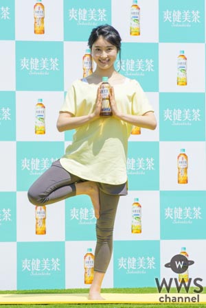 土屋太鳳が美しい健康的なポーズで新商品をPR！「爽健美茶に新しく麦茶が出たお（太鳳）」