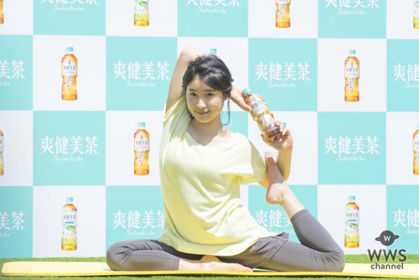 土屋太鳳が美しい健康的なポーズで新商品をPR！「爽健美茶に新しく麦茶が出たお（太鳳）」