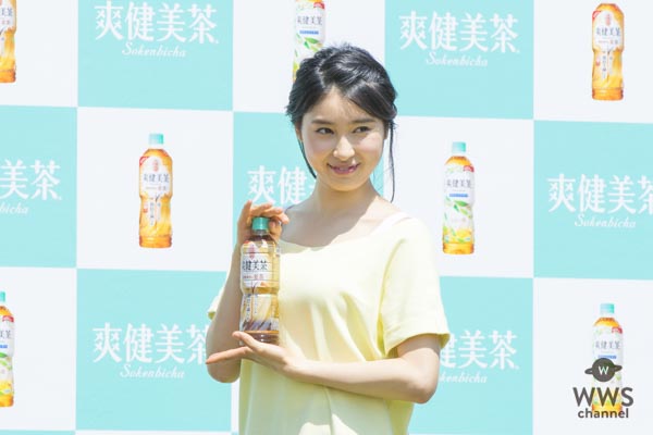 土屋太鳳が美しい健康的なポーズで新商品をPR！「爽健美茶に新しく麦茶が出たお（太鳳）」