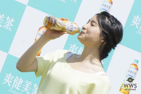 土屋太鳳が美しい健康的なポーズで新商品をPR！「爽健美茶に新しく麦茶が出たお（太鳳）」