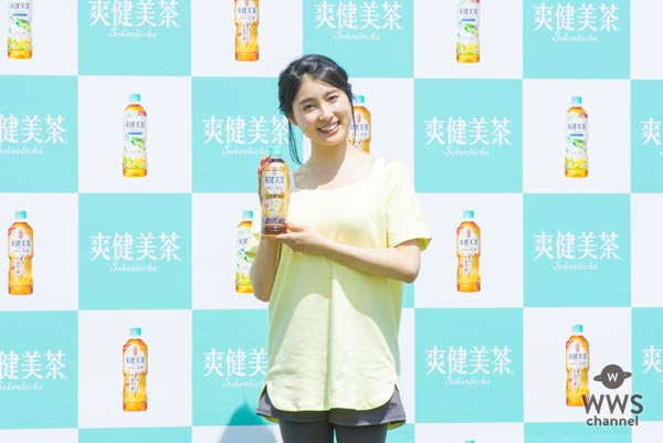 土屋太鳳が美しい健康的なポーズで新商品をPR！「爽健美茶に新しく麦茶が出たお（太鳳）」