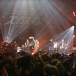 【ライブレポート】スガシカオと共にポルノグラフィティがスガの楽曲メドレーを披露！「やっぱり、やらんといかんでしょ。スガマニアを自称するならば」