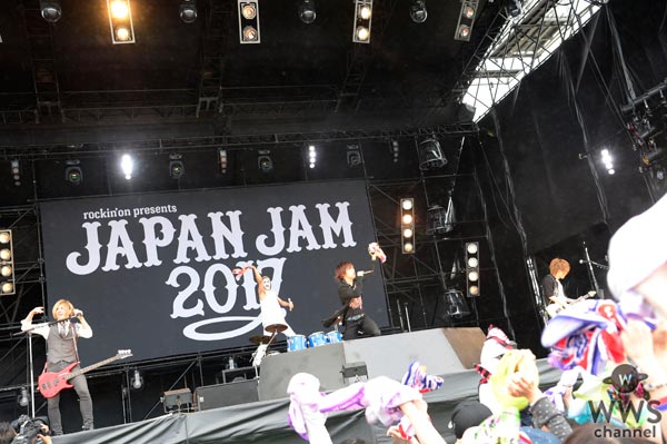 【ライブレポート】JAPAN JAM初日のSKY STAGE、一発目はゴールデンボンバー。今年もみどりの日に大いなる悪ふざけで会場を盛り上げる！