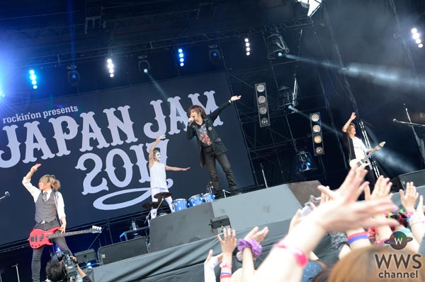 【ライブレポート】JAPAN JAM初日のSKY STAGE、一発目はゴールデンボンバー。今年もみどりの日に大いなる悪ふざけで会場を盛り上げる！