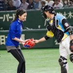 菜々緒が始球式でノーバン投球！亀梨和也らにアドバイスもらうも自己採点は「40点です」