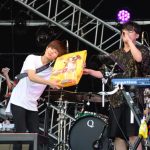 【ライブレポート】メトロックの最終日、オープンニングを飾ったキュウソネコカミ。ライブでおなじみ、あの“筋斗雲”が今回はダブルで登場！