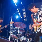 【ライブレポート】JAPAN JAM初日のSUNSET STAGEでZAZEN BOYSとLEO今井がスペシャルアクトを披露。ZAZEN BOYS独自の世界観に、LEO今井の個性が更なるエッセンスを付け加える。
