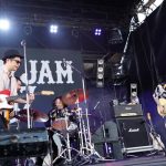 【ライブレポート】JAPAN JAM初日のSUNSET STAGEでZAZEN BOYSとLEO今井がスペシャルアクトを披露。ZAZEN BOYS独自の世界観に、LEO今井の個性が更なるエッセンスを付け加える。
