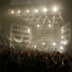 【ライブレポート】スガシカオがミスチルと共演！桜井和寿サングラスかけステージへ「ヤバすぎる！！カオスすぎる！」